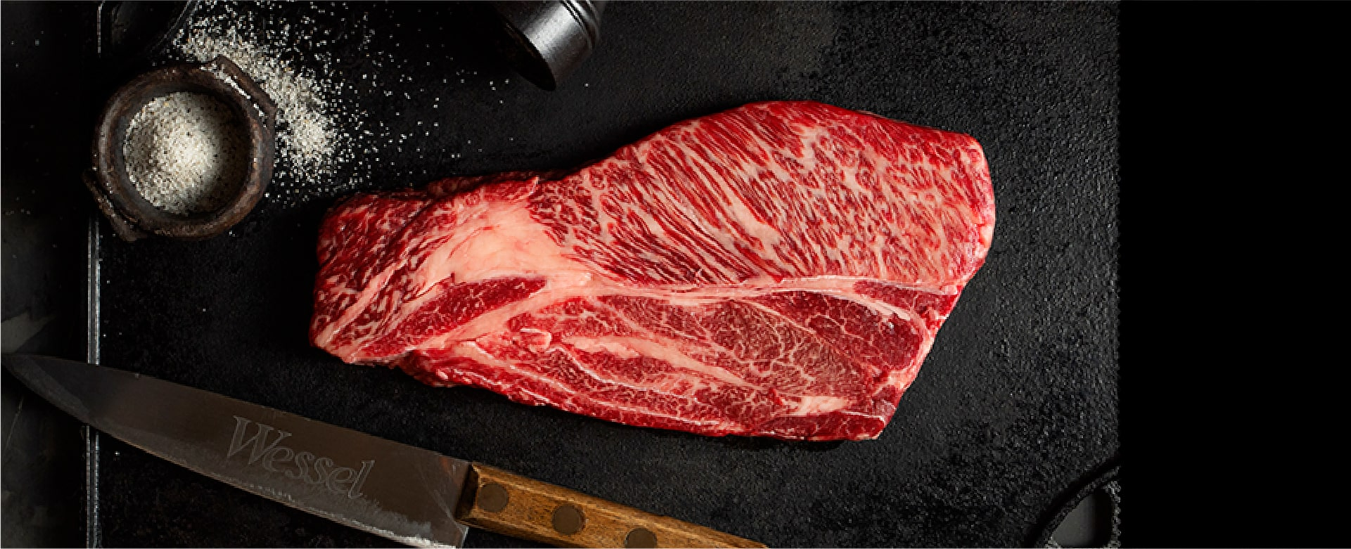 Essa raça originária do Japão também é conhecida como Kobe Beef. Todos os cortes de Wagyu tem um marmoreio único, proporcionando muito sabor e maciez. Experimente mal passado ou cortado em fatias de 10 mm, como se fosse um sashimi.